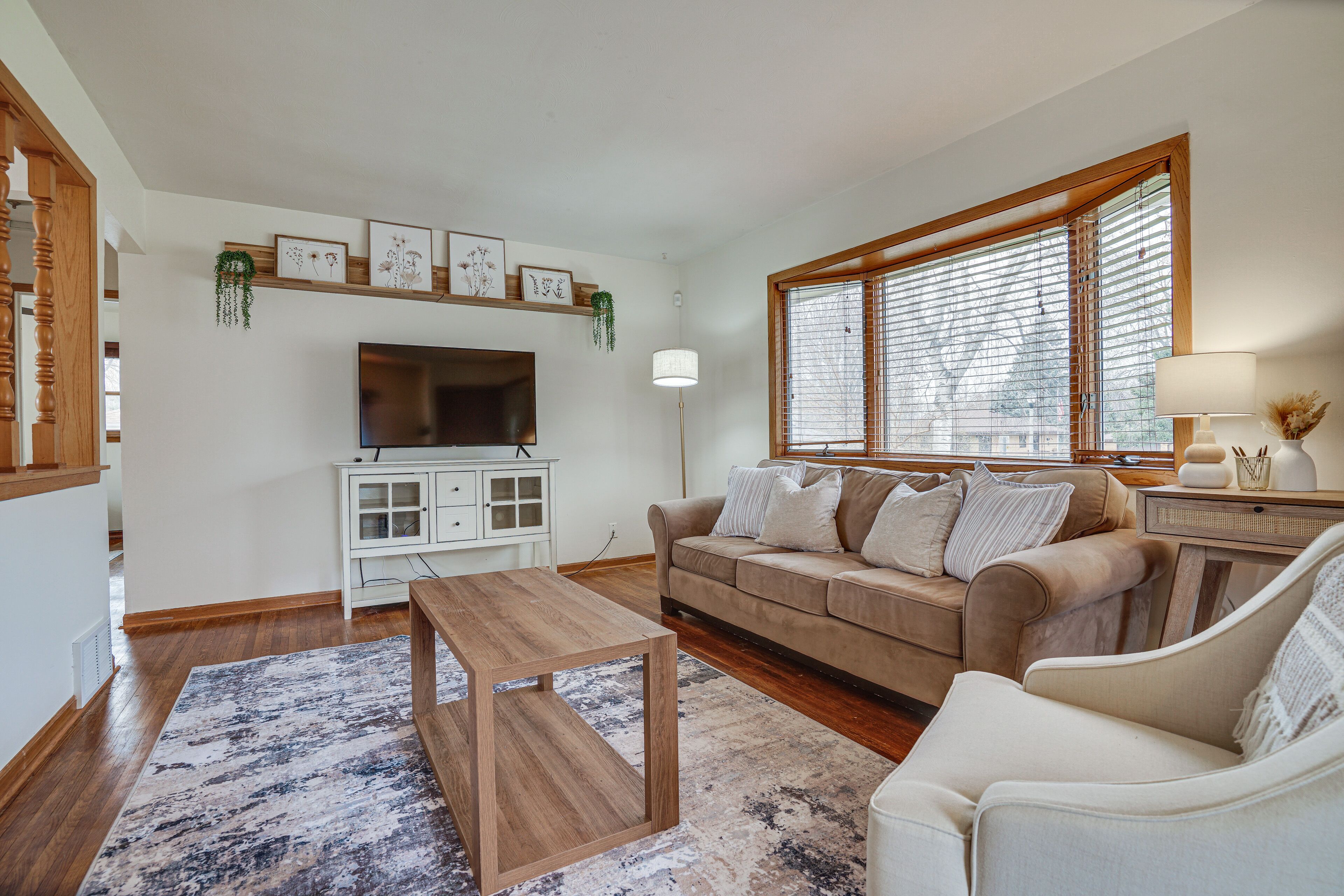 Oakdale Home w/ Deck - 7 Mi to Downtown St Paul!