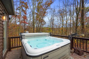 Outdoor spa tub - Old Faithful Getaway | Hocking Hills, Hot Tub (Creola)