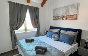 4 bedrooms, travel cot, free WiFi, bed sheets - Beautiful home in Skradin with kitchen (Skradin)