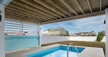 Ocean Breeze: Oceanside with Views, Elevator, Private Pool, Large fenced in Yard
