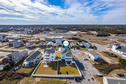 Ocean Breeze: Dog-Friendly w/Views, Elevator, Private Pool, Large fenced in Yard