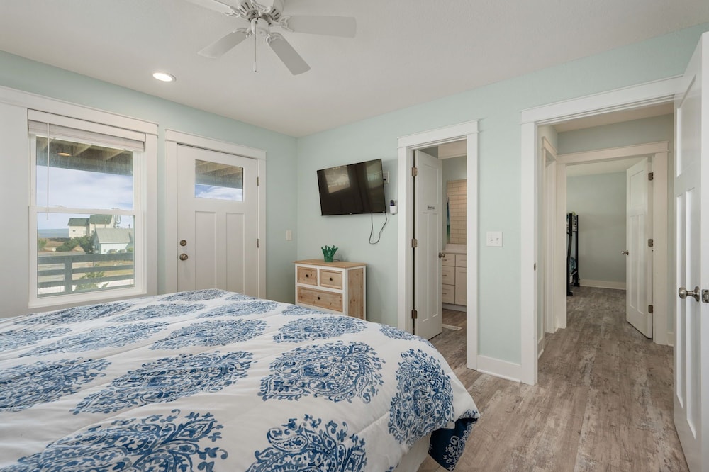 Ocean Breeze Oceanside with Views, Elevator, Private Pool, Large