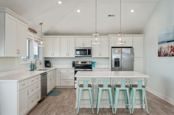 Frigorífico, microondas, horno y placa de cocina