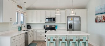 Ocean Breeze: Dog-Friendly w/Views, Elevator, Private Pool, Large fenced in Yard