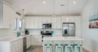 Ocean Breeze: Dog-Friendly w/Views, Elevator, Private Pool, Large fenced in Yard