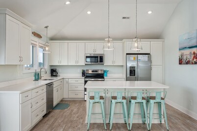 Ocean Breeze: Dog-Friendly w/Views, Elevator, Private Pool, Large fenced in Yard