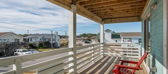 Ocean Breeze: Dog-Friendly w/Views, Elevator, Private Pool, Large fenced in Yard