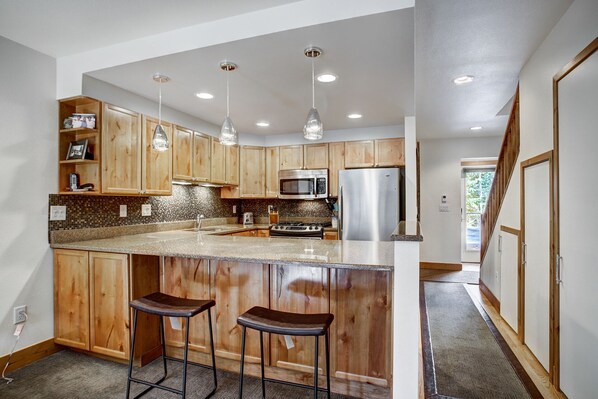 Kylskåp, mikrovågsugn, ugn och spishäll