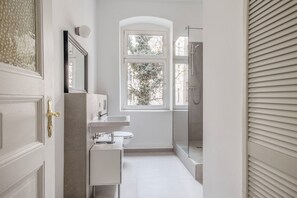 Hårføner og håndklær