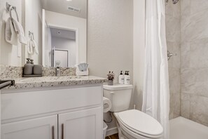 Combined shower/tub, towels - Rising Star (Colorado Springs)