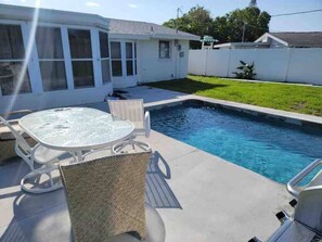 A heated pool - Spacious home With Heated Pool 3 miles from IMG! (Bradenton)
