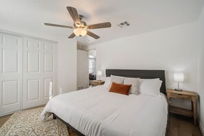 3 habitaciones, escritorio y tabla de planchar con plancha