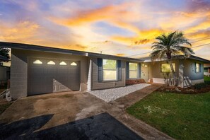 Exterior - Spacious home With Heated Pool 3 miles from IMG! (Bradenton)