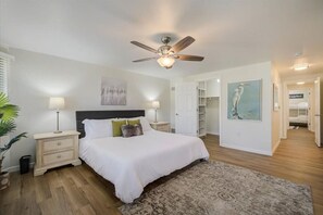 3 bedrooms, desk, iron/ironing board, travel crib - Spacious home With Heated Pool 3 miles from IMG! (Bradenton)