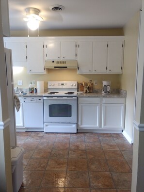 Fridge, microwave, oven, stovetop - 2 Bdrm Condo w/in 10 min from USC, Downtown Columbia, Ft Jackson, VA hospital (Columbia)