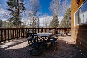 Outdoor dining - Cabin Hidden in the Pines near Ski Area (Angel Fire)