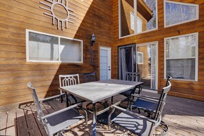 Outdoor dining - Cabin Hidden in the Pines near Ski Area (Angel Fire)