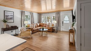 TV connectée, baby-foot, livres, médiathèque