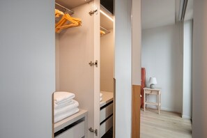 1 slaapkamer, een strijkplank/strijkijzer, wifi, beddengoed