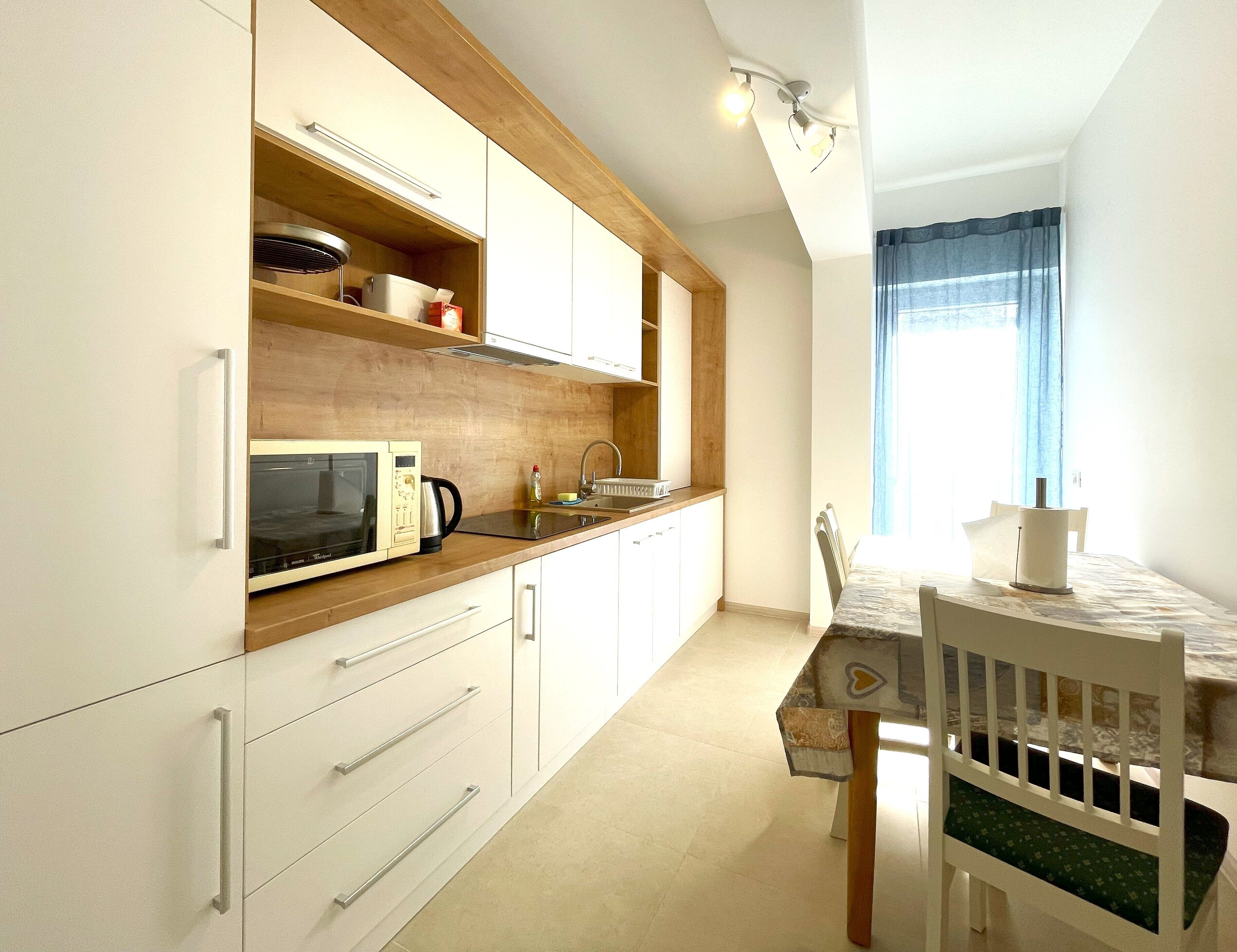 Kjøleskap, mikrobølgeovn, kokeplater og kaffetrakter/tekoker