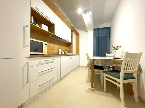 Bella Vista Red Apartment: 3 km to Hiking