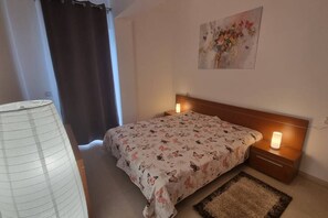 1 slaapkamer, een strijkplank/strijkijzer, gratis wifi, beddengoed