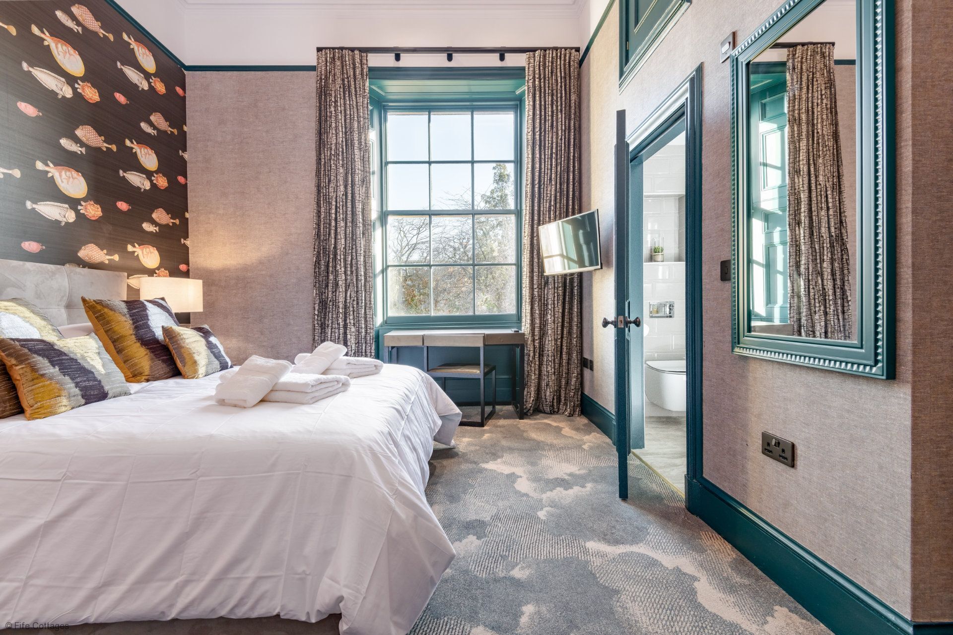 4 bedrooms, iron/ironing board, Internet, bed sheets