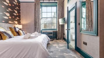 4 bedrooms, iron/ironing board, internet, bed sheets