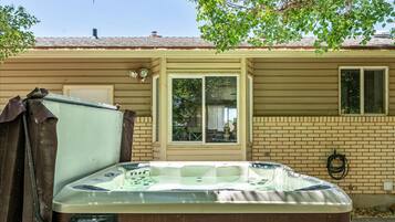 Bañera de hidromasaje al aire libre