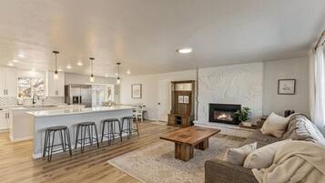 Una televisión, una chimenea