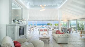 TV connectée, table de tennis de table, chaßne hi-fi