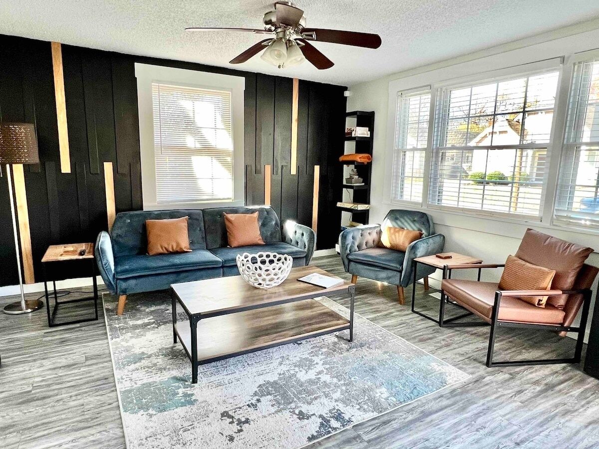 Style, Comfort, Dogs, Fenced Yard, No Clean Fee
