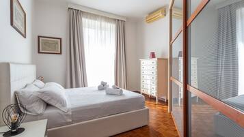 2 chambres, coffres-forts dans les chambres, fer et planche Ă  repasser