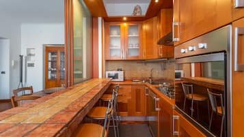 Réfrigérateur, micro-ondes, four, lave-vaisselle