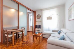 TV - Modern 2BR apartment in vibrant Prati neighborhood (Roma)
