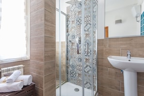 Shower, hair dryer, bidet, towels - Modern 2BR apartment in vibrant Prati neighborhood (Roma)