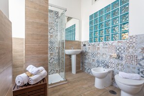 Bruser, hårtørrer, bidet, håndklæder