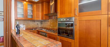 Kühlschrank, Mikrowelle, Ofen, Geschirrspüler