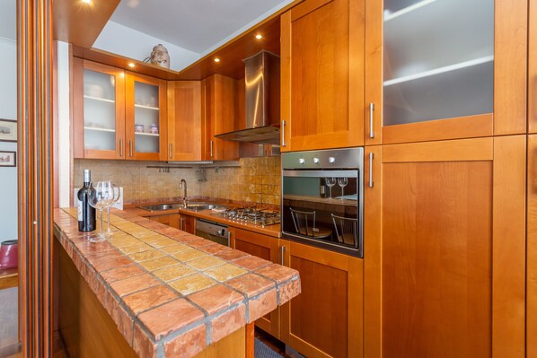 Fridge, microwave, oven, dishwasher - Modern 2BR apartment in vibrant Prati neighborhood (Roma)