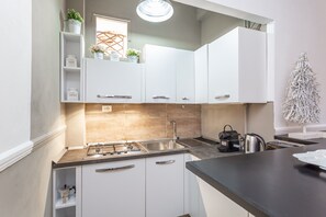 Een koelkast, een koffiezetapparaat/waterkoker, een waterkoker