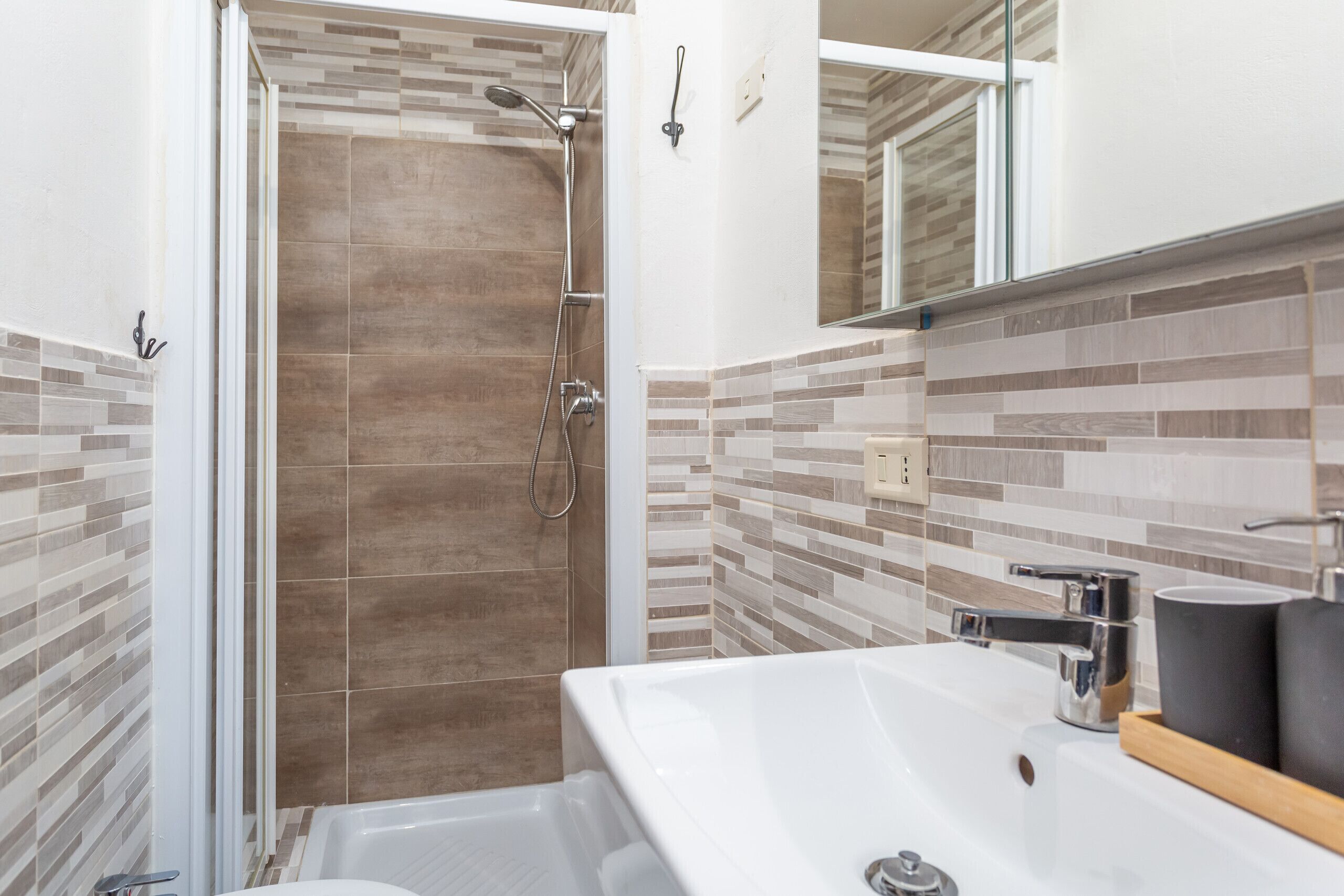 Douche, sèche-cheveux, bidet, serviettes fournies