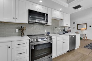 Køleskab, mikrobølgeovn, ovn, kogeplade