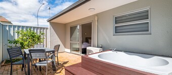 Aurora City Suites Motel