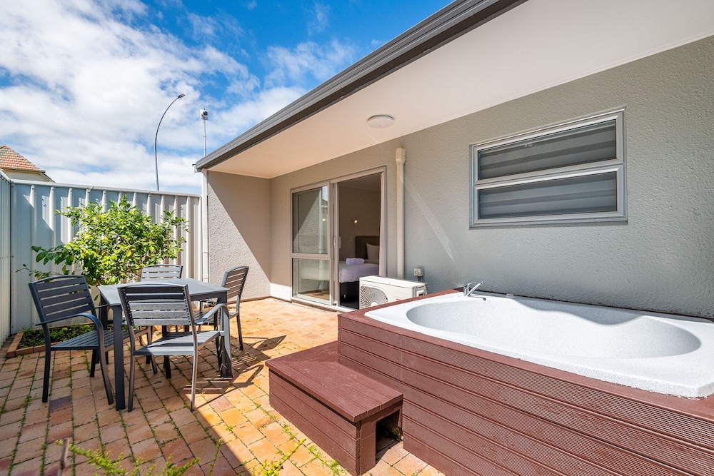 Aurora City Suites Motel by null