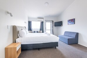 Escritorio, sistema de insonorización y tabla de planchar con plancha