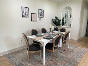 Dining - Peaceful & serene modern farmhouse nestled in Hill Country. Child & pet friendly (Wimberley)