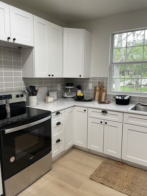 Fridge, microwave, oven, stovetop - Peaceful & serene modern farmhouse nestled in Hill Country. Child & pet friendly (Wimberley)