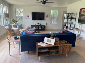 Smart TV - Peaceful & serene modern farmhouse nestled in Hill Country. Child & pet friendly (Wimberley)