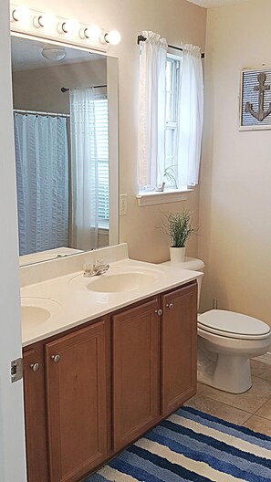 Ducha, secador de pelo, toallas y jabón