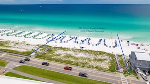 Vista aérea de una playa con 97 metros de costa virgen y 2 accesos a la playa.